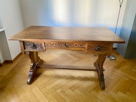 Holzschreibtisch mit Schnitzereien