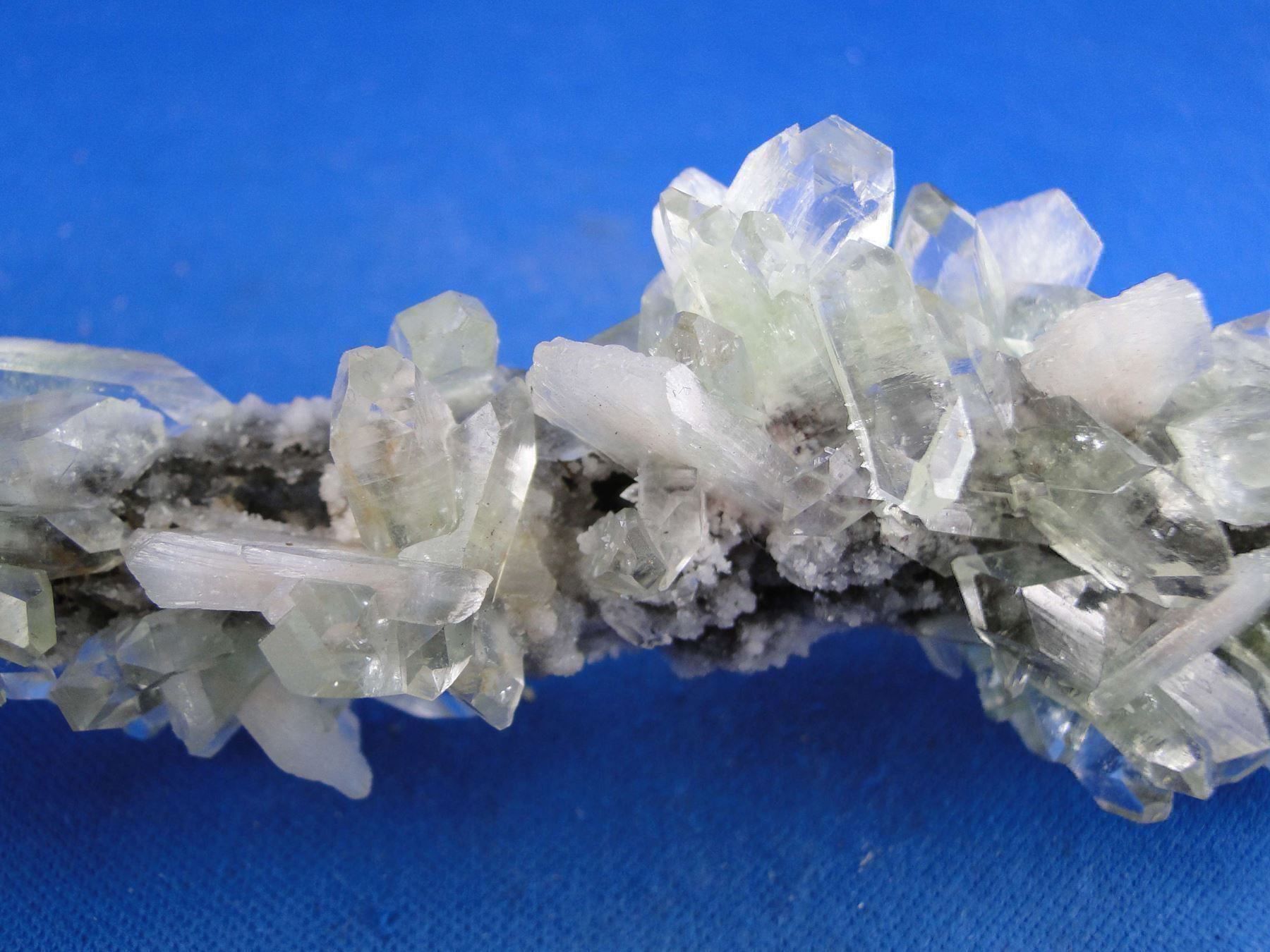 Minerali & Pietre curative: Quarz mit Apophylit und Stilbit – Usato da Schinznach Bad venduto da Demerald 4