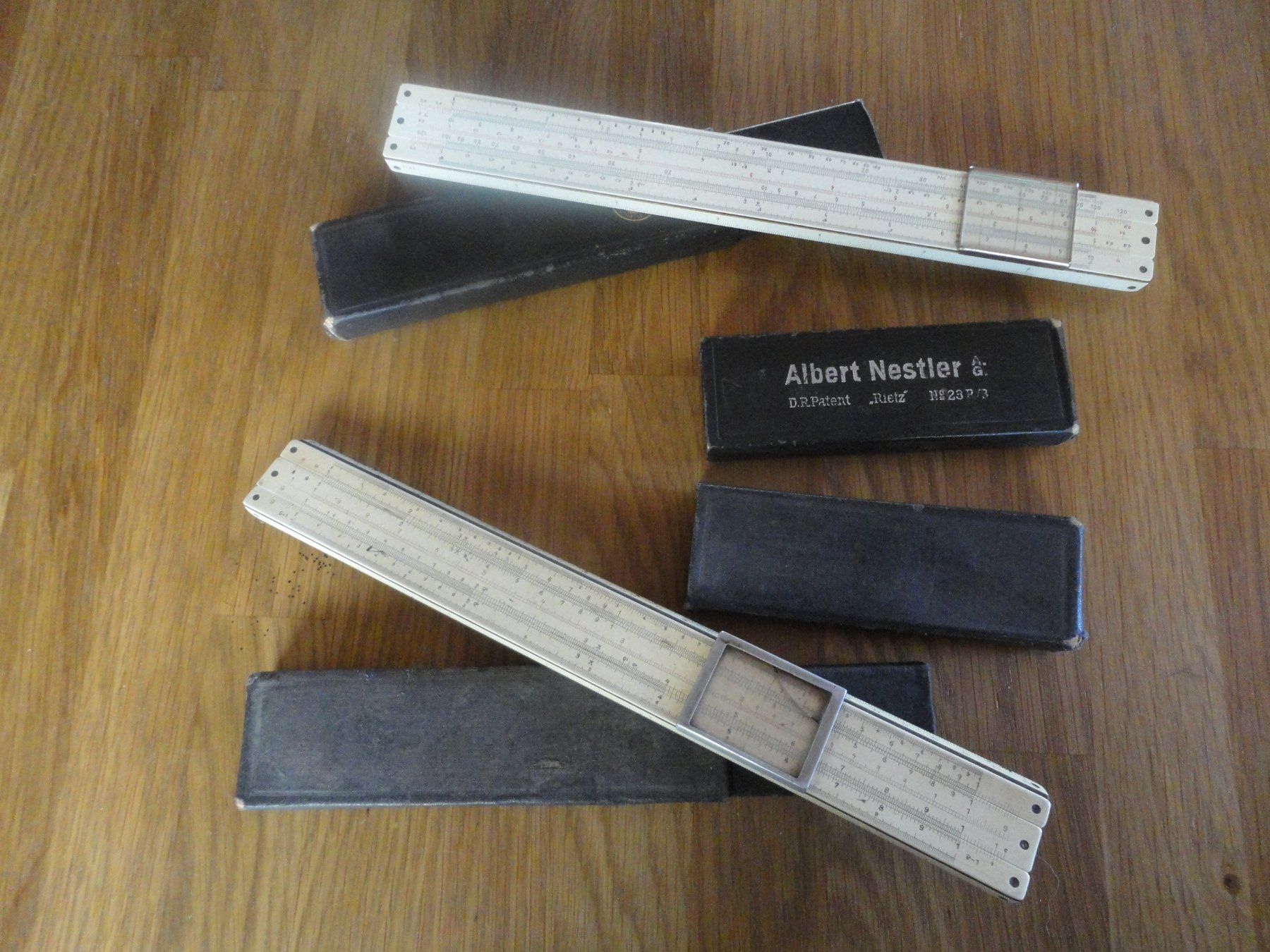 Calculatrices: Zwei Rechenschieber Holz mit Etui – D'occasion à Gelterkinden par Gimbo2