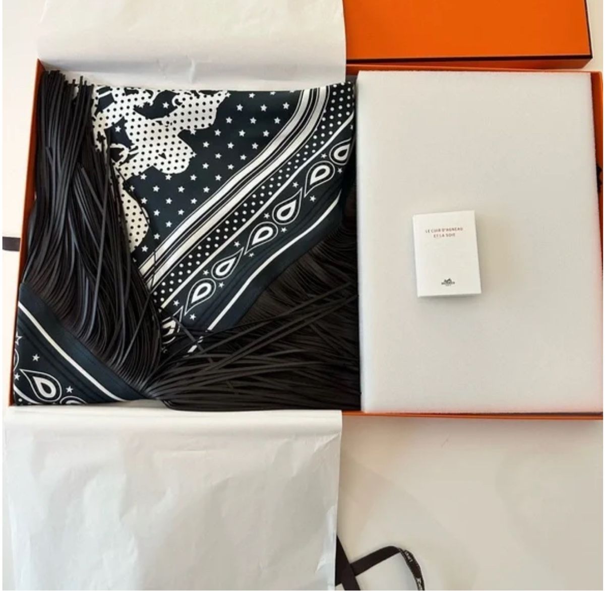 Hermès Foulards, Tücher & Schals: Hermes fringes bandana neu – Neu und originalverpackt aus Kilchberg ZH von cruella 1