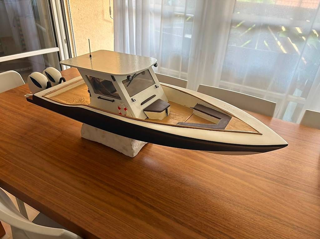 Modellismo RC: Einzigartiges Center-Console RC Boot mit Twin Aussenborder – Usato da Oetwil an der Limmat venduto da Dudel 1
