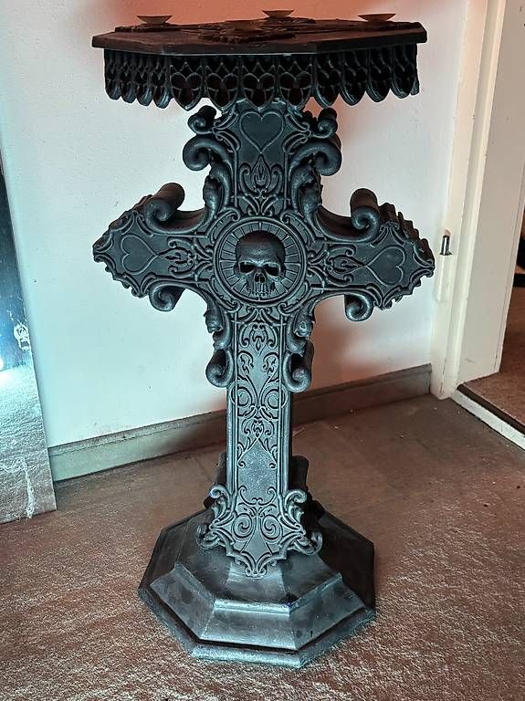 Tavoli: Gotischer Tisch (Säule)  mit Skull – Usato da Zürich venduto da samg00dy