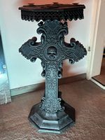 Gotischer Tisch (Säule)  mit Skull