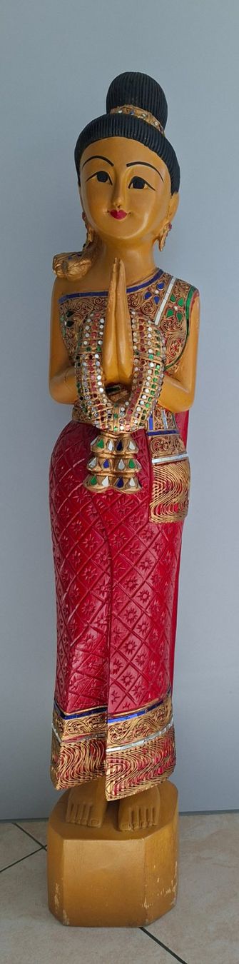 Statuette: Geschnitzte Holzfigur Thai-Dame, Handarbeit, Deko ca 128cm – Usato da Opfikon venduto da Diversamente