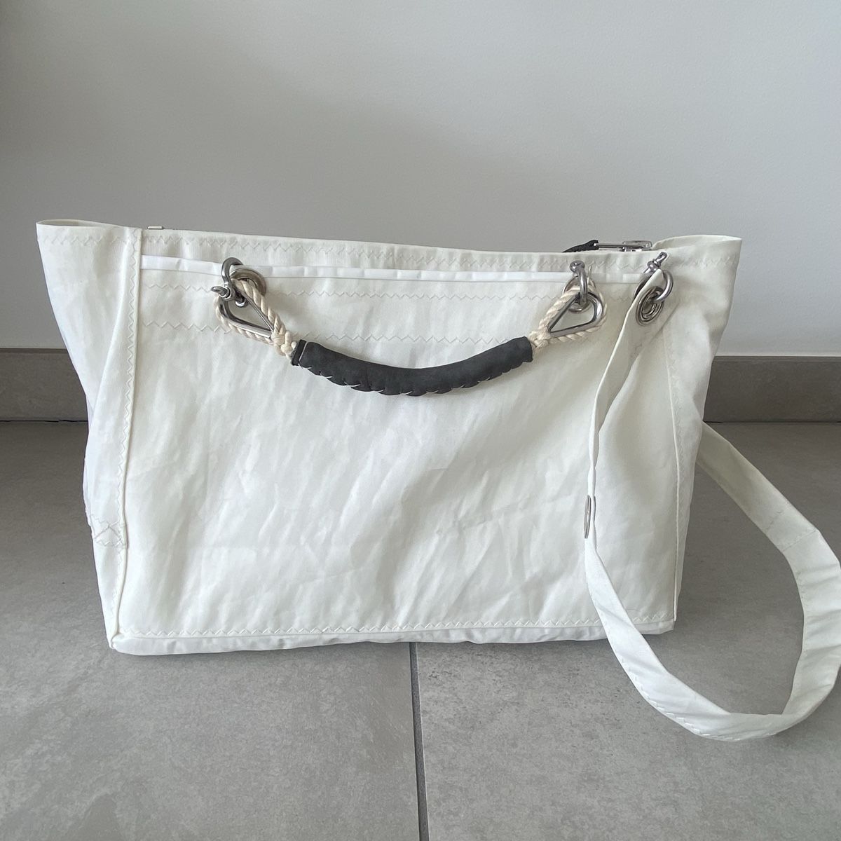 Borse da donna: Sac en voile recyclée - PIÈCE UNIQUE – Nuovo e nell'imballaggio originale da Vétroz venduto da clc_6cdz 1