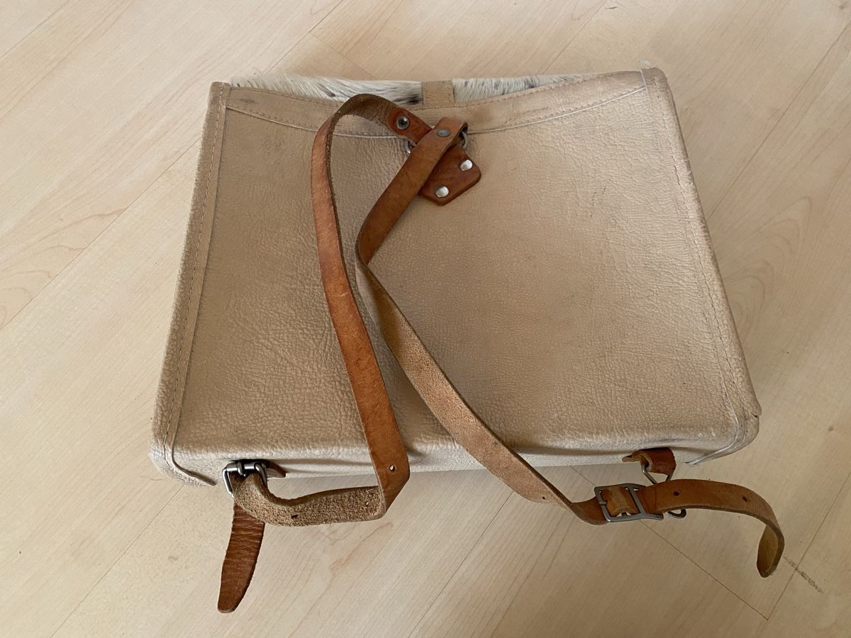 Borse & Zaini: Vintage Kuhfell Schulthek - Echtleder – Usato da Buchrain venduto da Sisi83 1