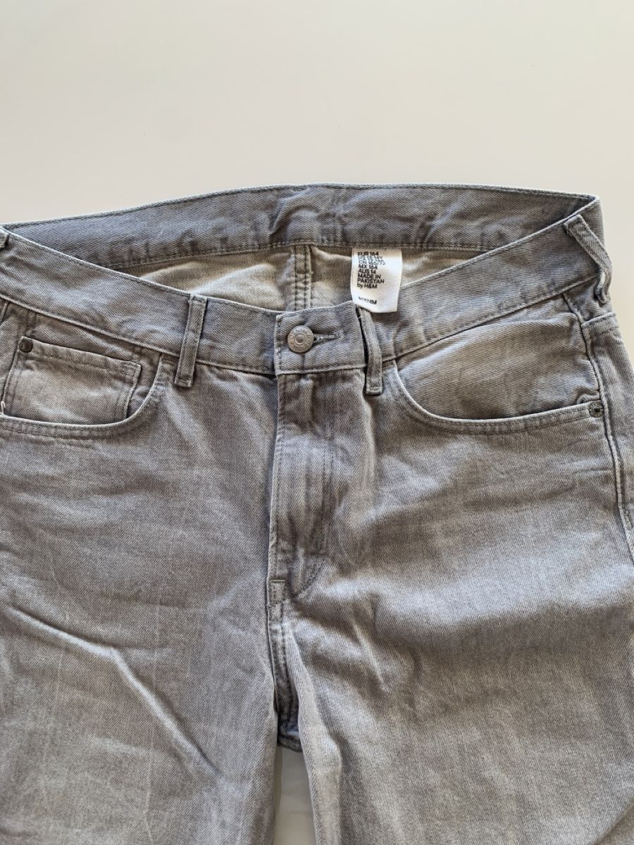 H&M Pantaloni: Denim Gray Shorts H&M – Usato da Chexbres venduto da doe_xns6 1