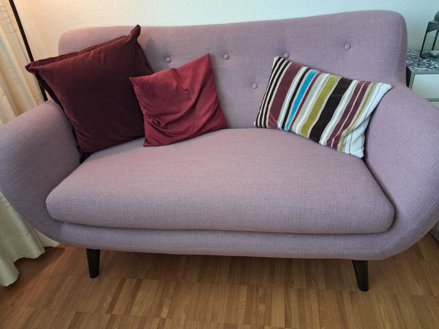 Divani: Kleines fliederfarbenes Sofa – Usato da Wetzikon ZH venduto da Stierli8610 1