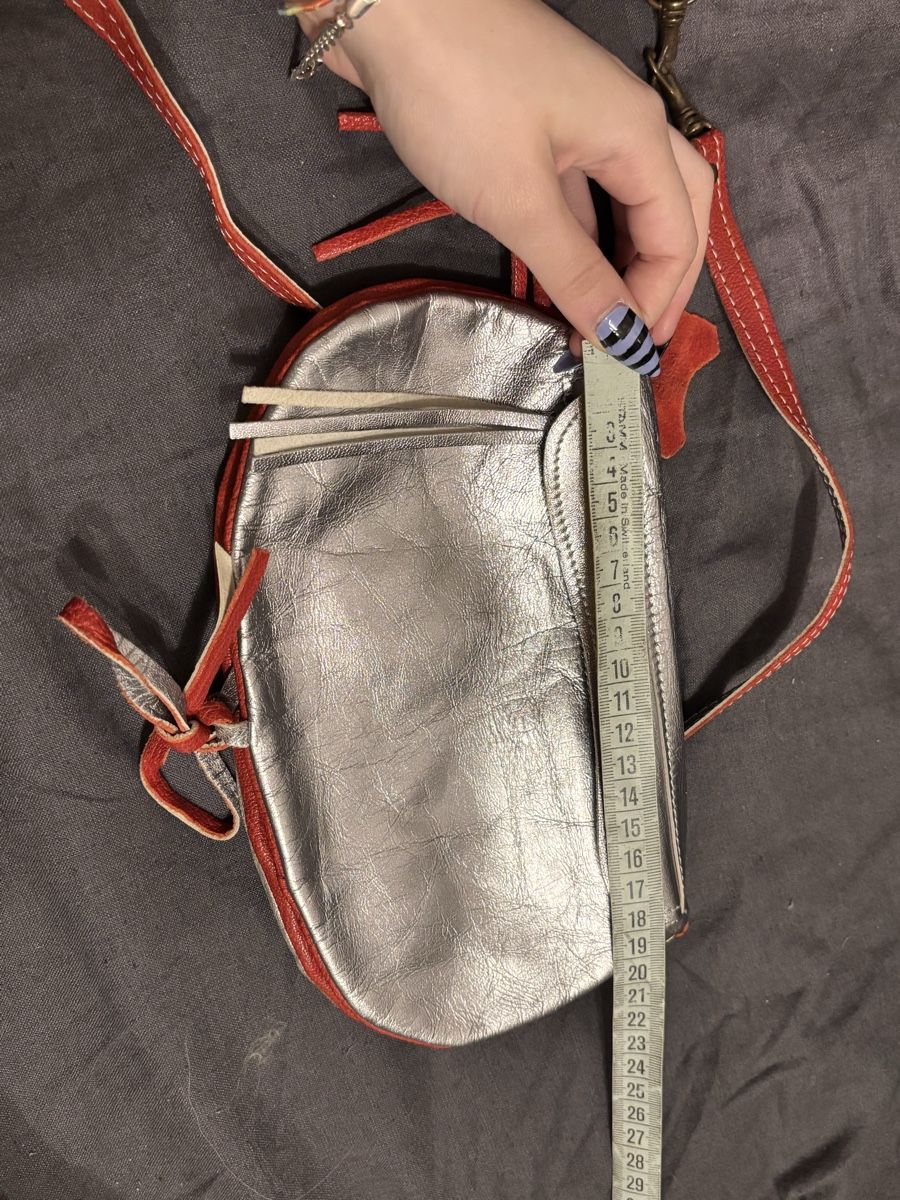 Taschen: Crossbody Bag Leather Silver Red Adjustable Strap 22cm – Gebraucht aus La Chaux-de-Fonds von joa_jk5g 1