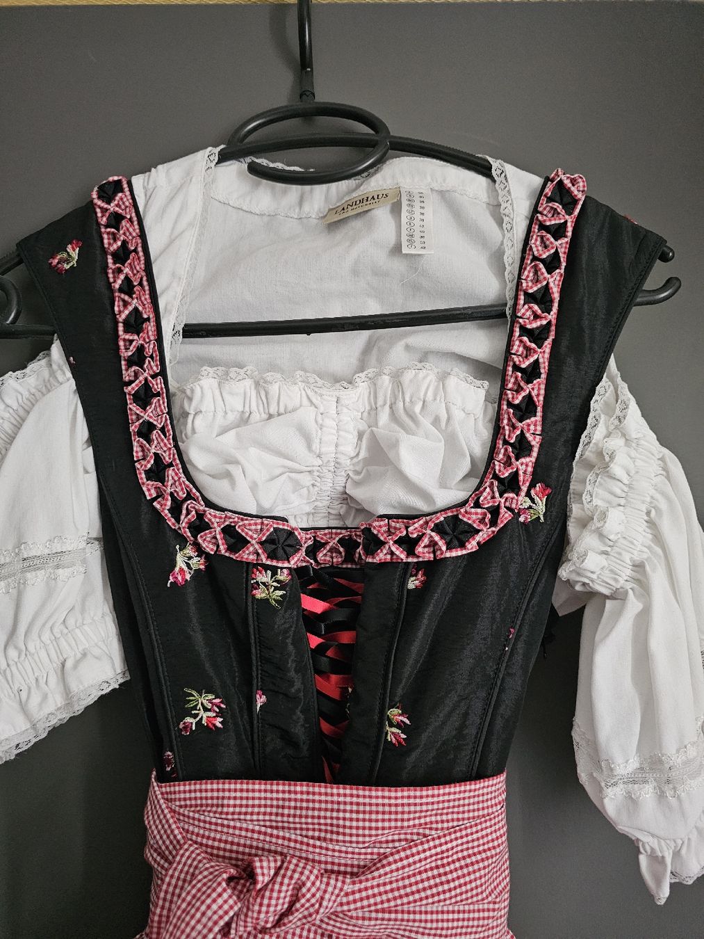 Costumi: Landhaus Dirndl Gr. 38 – Usato da Rubigen venduto da Dosii 2