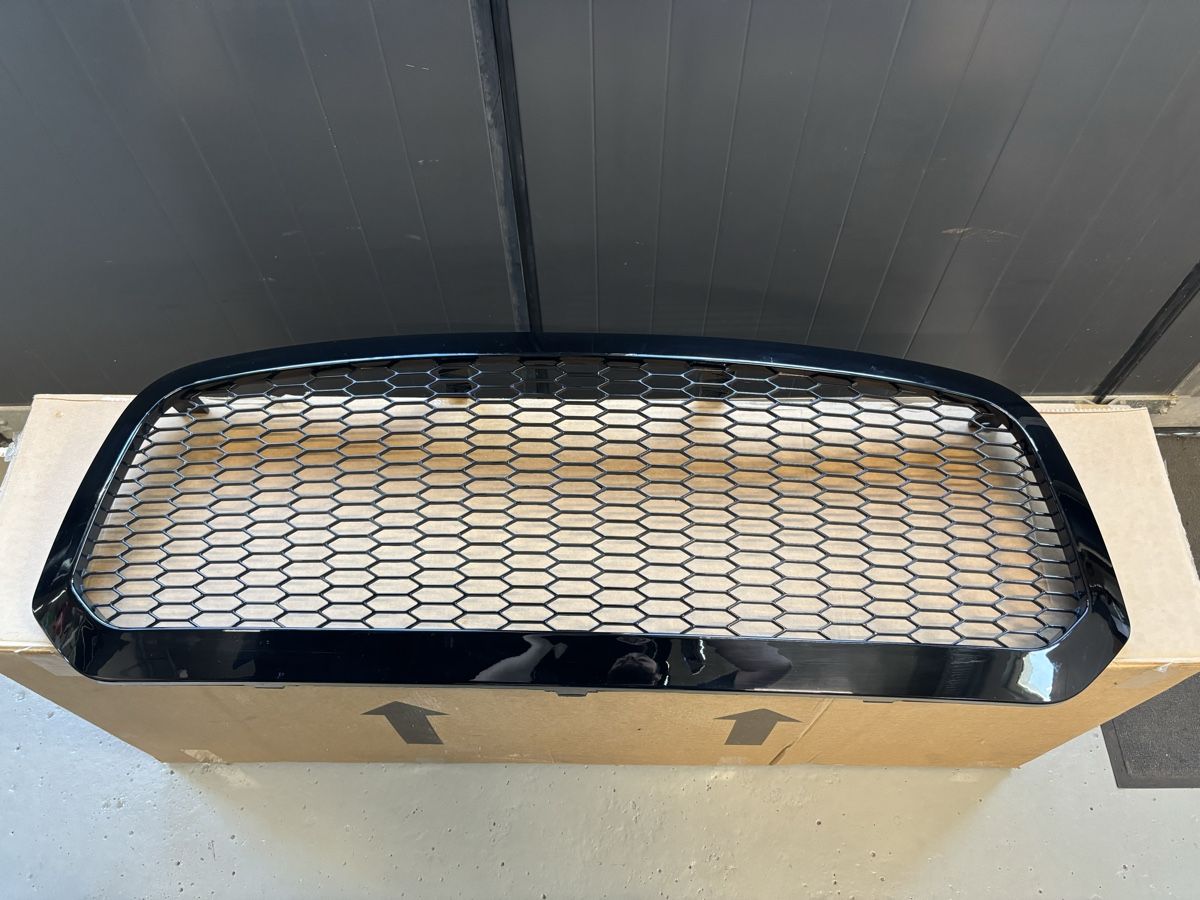 Dodge Tutti pezzi di ricambio auto: Dodge Ram gen.4 Kühlergrill – Nuovo (secondo la descrizione) da Bretzwil venduto da Mygarage4147 1