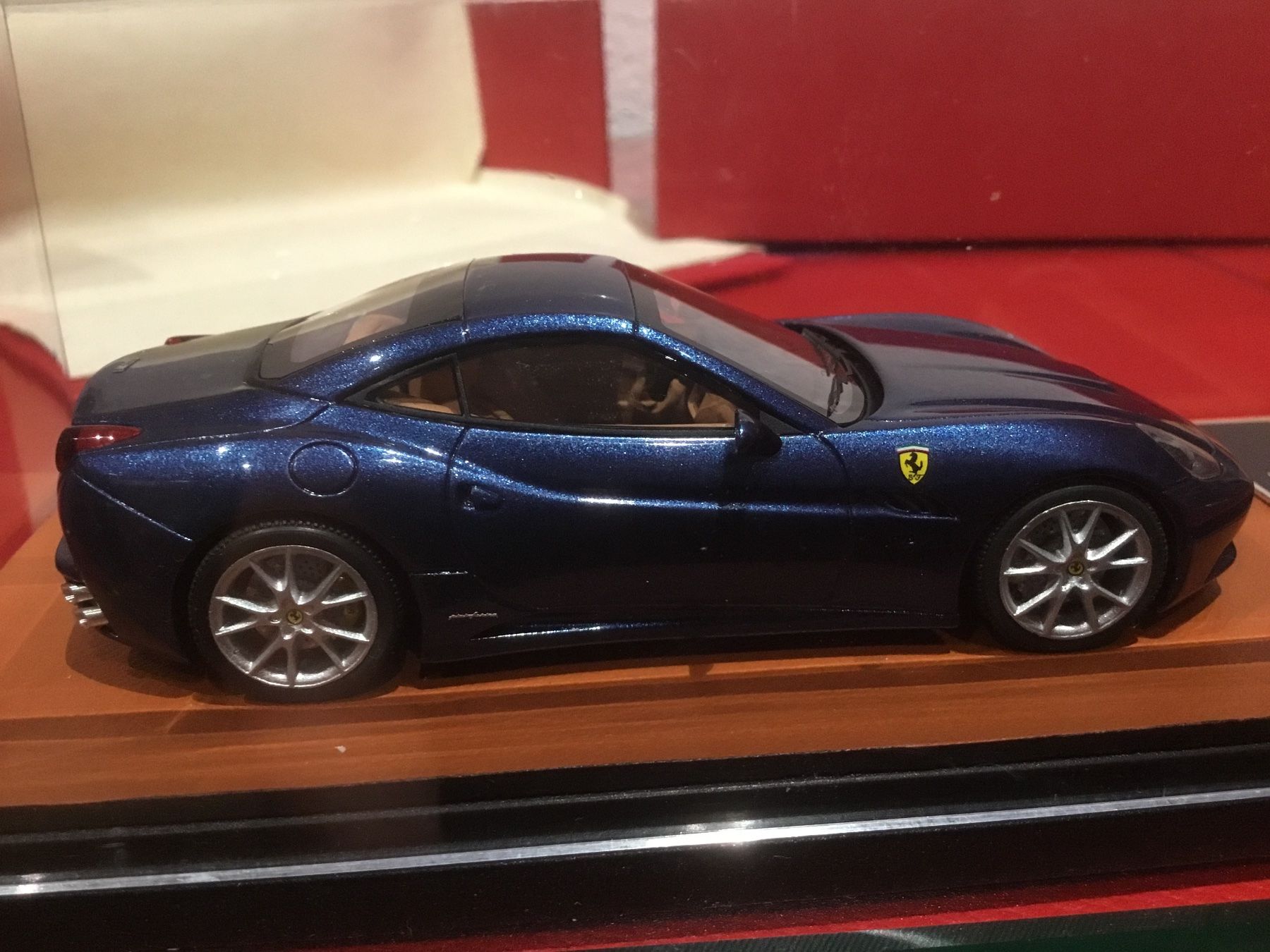 Ferrari Modellini d'auto: Ferrari California blau / 1:43 – Nuovo (secondo la descrizione) da Brig venduto da Sonne11 1