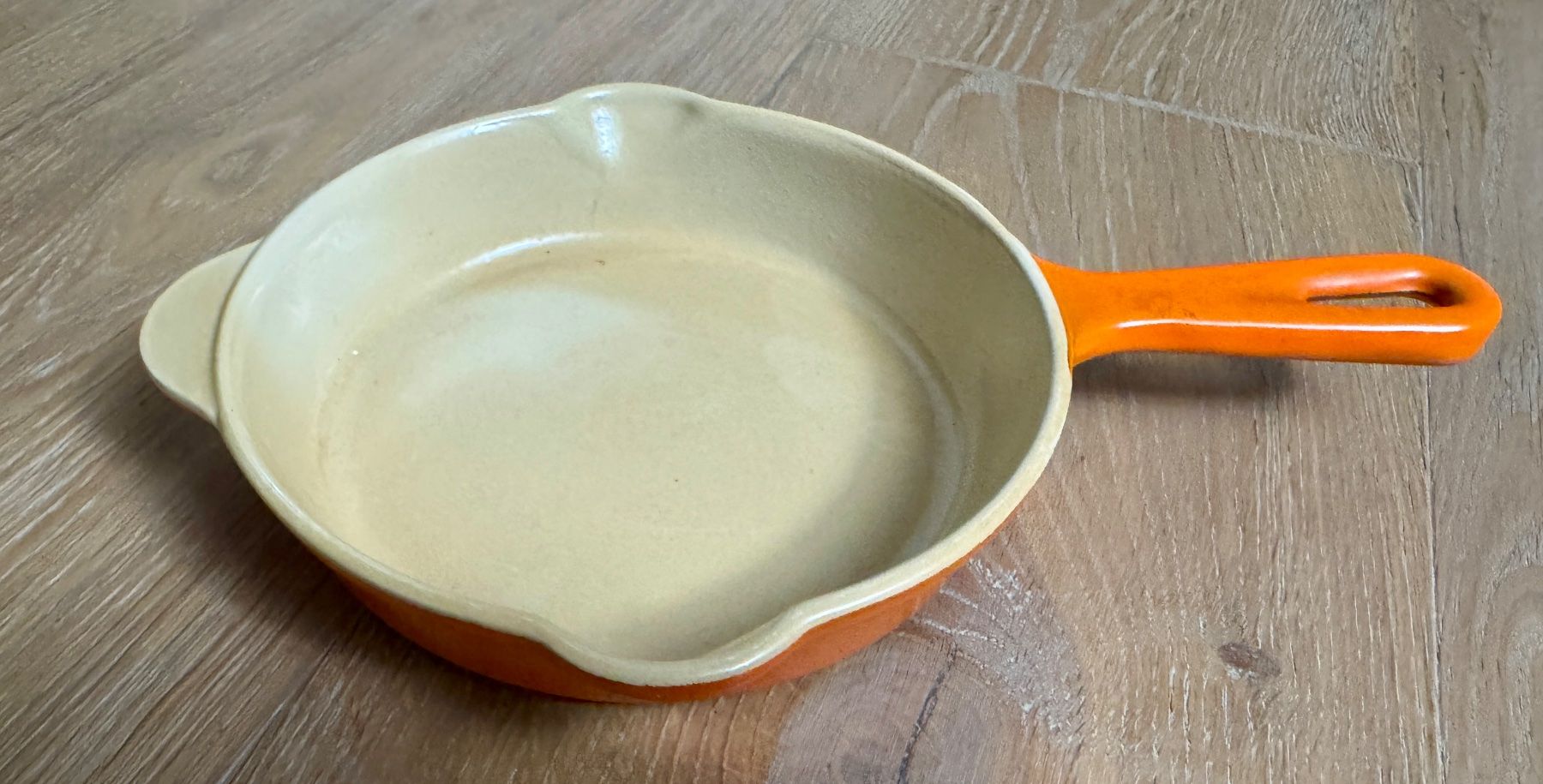 Cousances Padelle: Gusseisen Pfännchen emailliert Emaille 16 cm Cousances – Usato da Rothrist venduto da Luckywinner