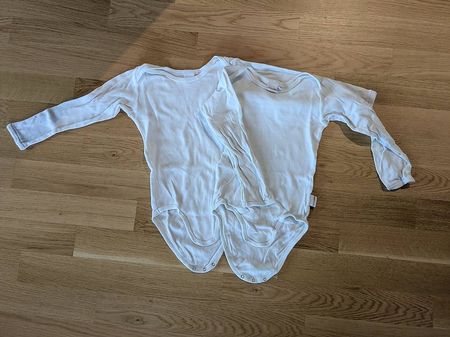 2 Stk. Langarmbodies weiss in Gr. 98/104