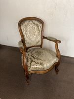 Antiker Sessel mit grünem Samtbezug