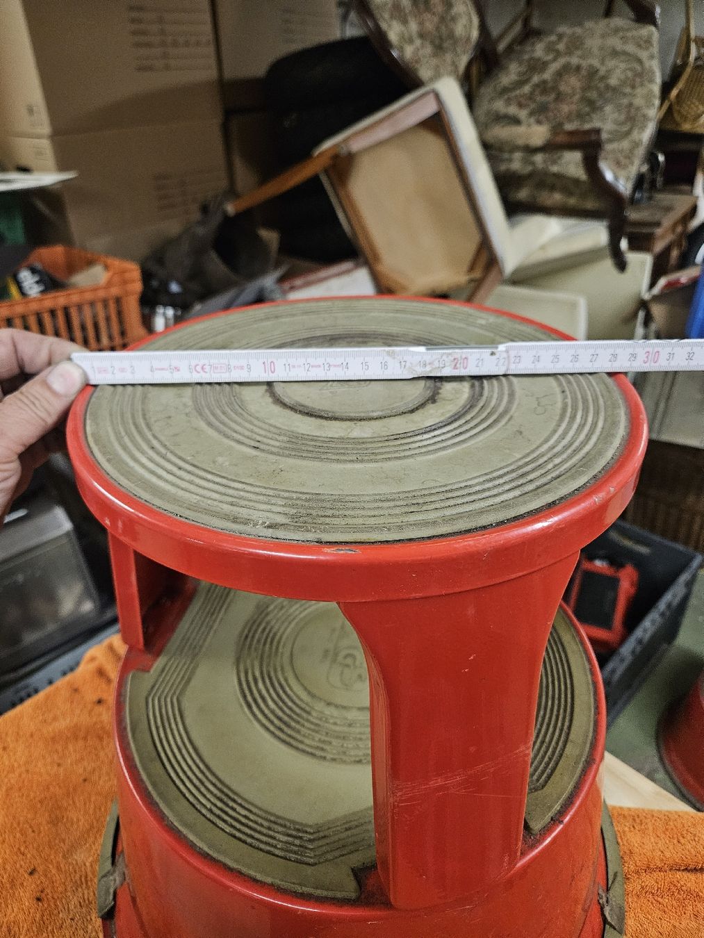 Hocker: Rollhocker rot Tritt Hocker Stufe mit Rollen Trittstufe  – Gebraucht aus Rorschach von TimelessTrading 3