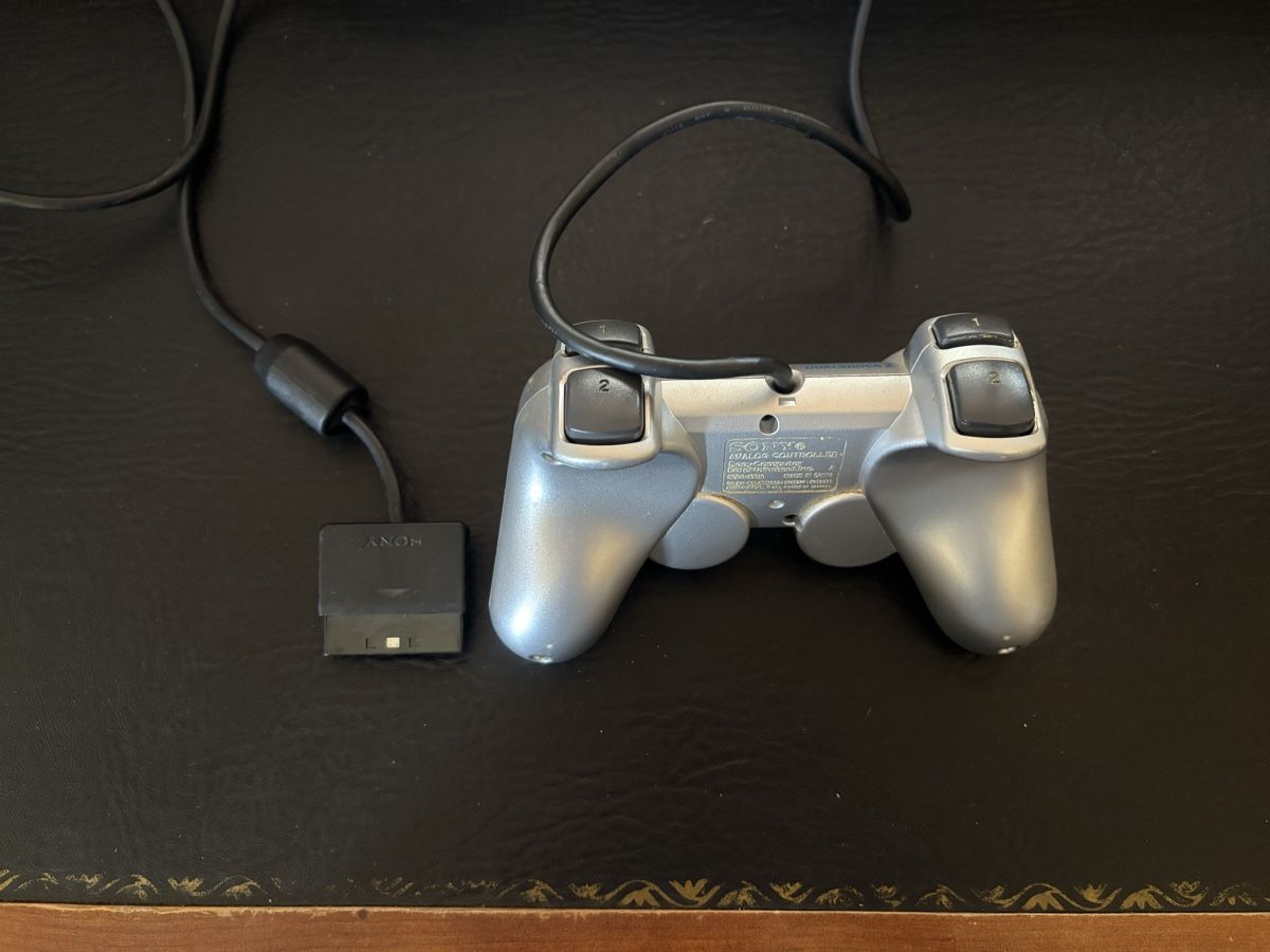 Sony Console: Manette PS2 silver (rare) – Usato da Mézières VD venduto da P-M-C 2