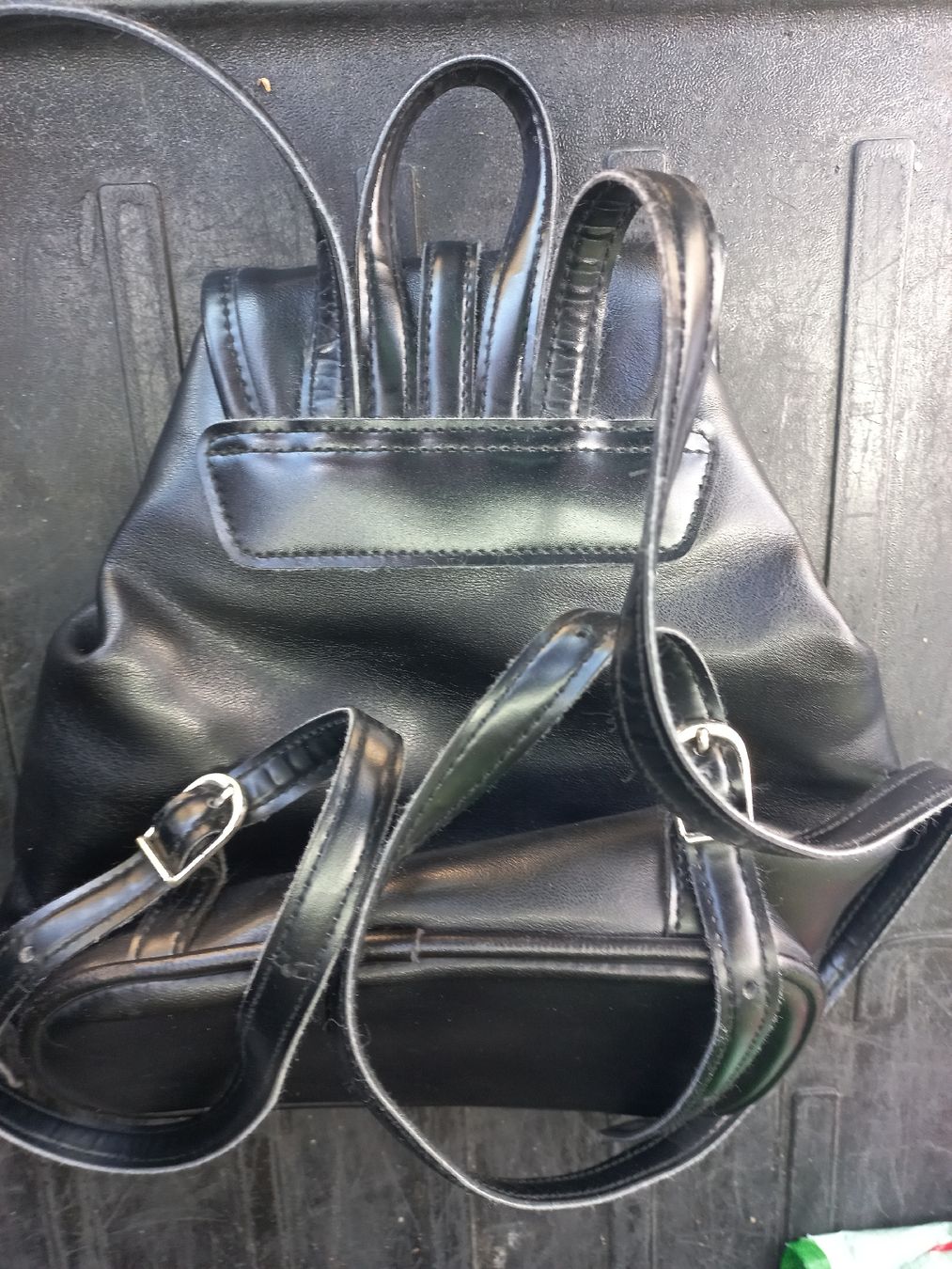 Zaini: Rucksack klein schwarz – Usato da Niederdorf venduto da ladyblue76 4