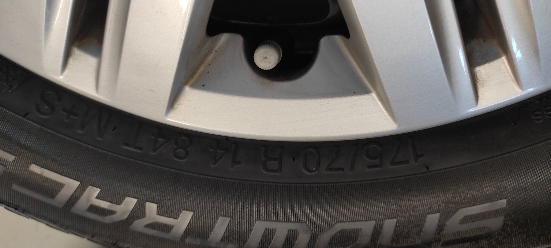 Volkswagen Pneus & Kompletträder: Reifen Set VW Polo 175/70 R14 84T M+S – Gebraucht aus Wolfenschiessen von massimo1980. 2