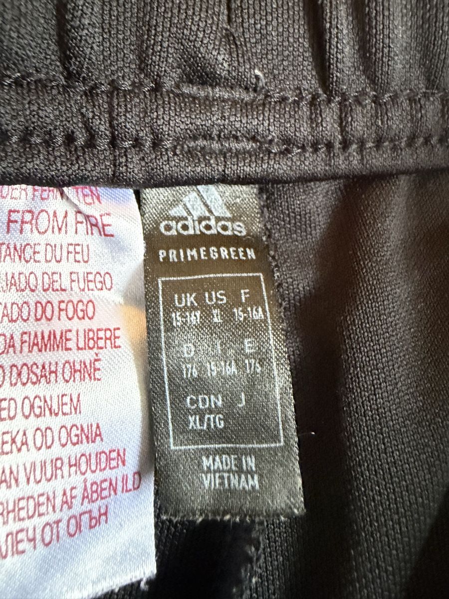 Adidas Hosen: Kurze Sporthose Adidas, Gr. s, schwarz. – Gebraucht aus Würenlingen von Sarasota03 1