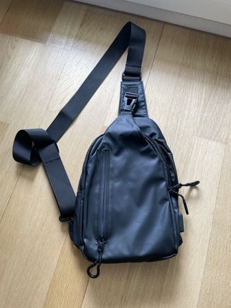 Schwarze Umhängetasche / Brusttasche mit USB Anschluss Top!