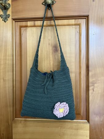 Handtasche gehäkelt grün mit Blumen Applikation neu