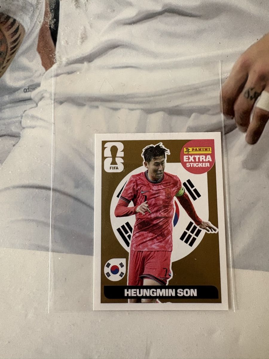 Panini Carte collezionabili: Panini WM 2026 Extra Sticker Son Gold – Nuovo e nell'imballaggio originale da Wünnewil venduto da VinRa