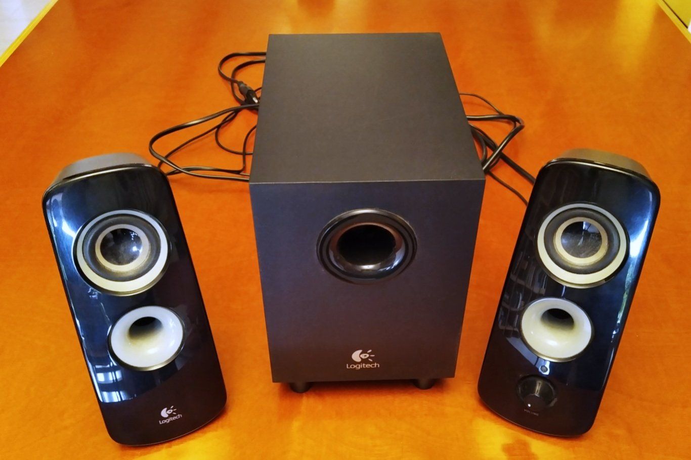 Logitech Lautsprecher: Logitech Z323 Lautsprecher System / Hauts-parleurs – Gebraucht aus Morgins von Laurentcorinne