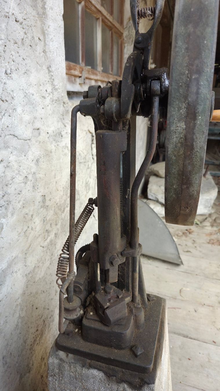 Tutte le decorazioni: antike Dengelmaschine – Usato da Kirchdorf AG venduto da hallobox 2
