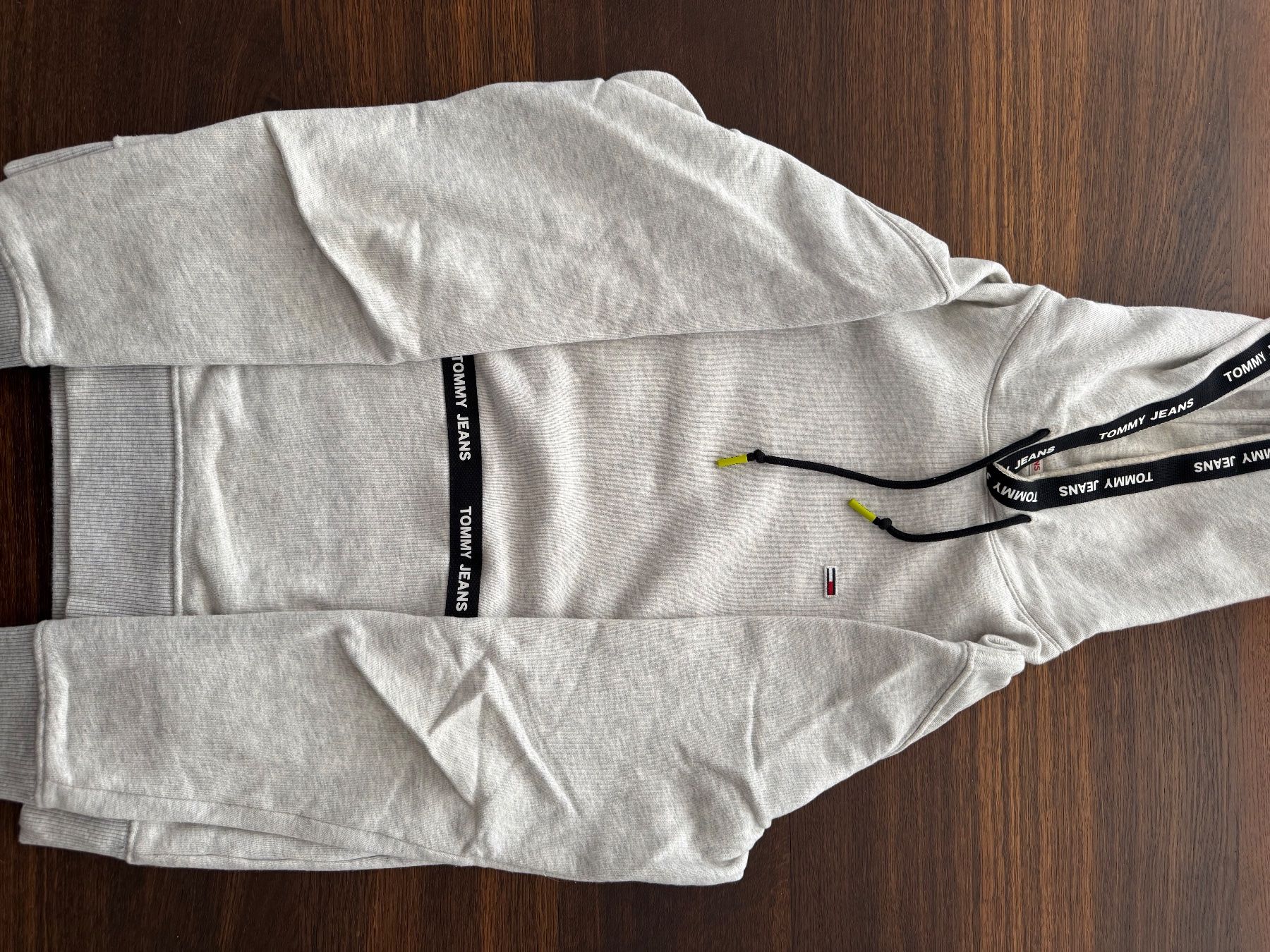 Maglioni & Felpe: Tommy Jeans Pullover mit Kapuze – Usato da Amriswil venduto da jan_8pp6 1
