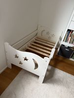 Weisses Kinderbett mit Mond und Sternen