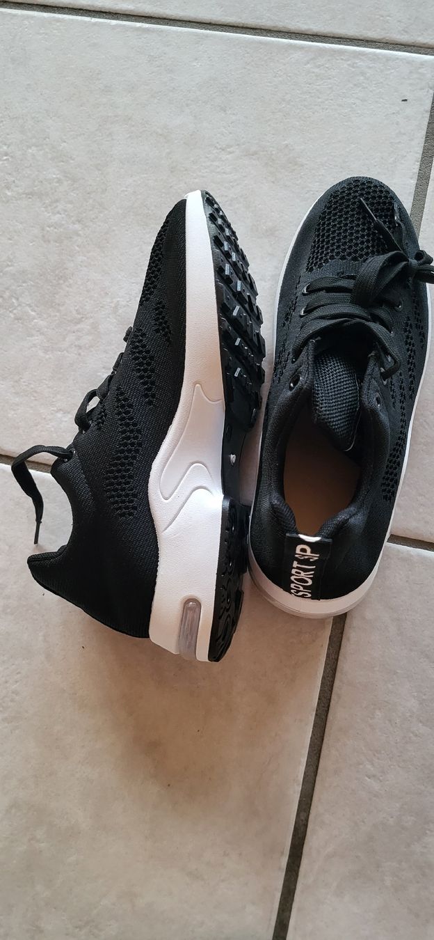 Damenschuhe: Schwarze Turnschuhe – Neu (gemäss Beschreibung) aus Studen BE von mar_6qqp 2