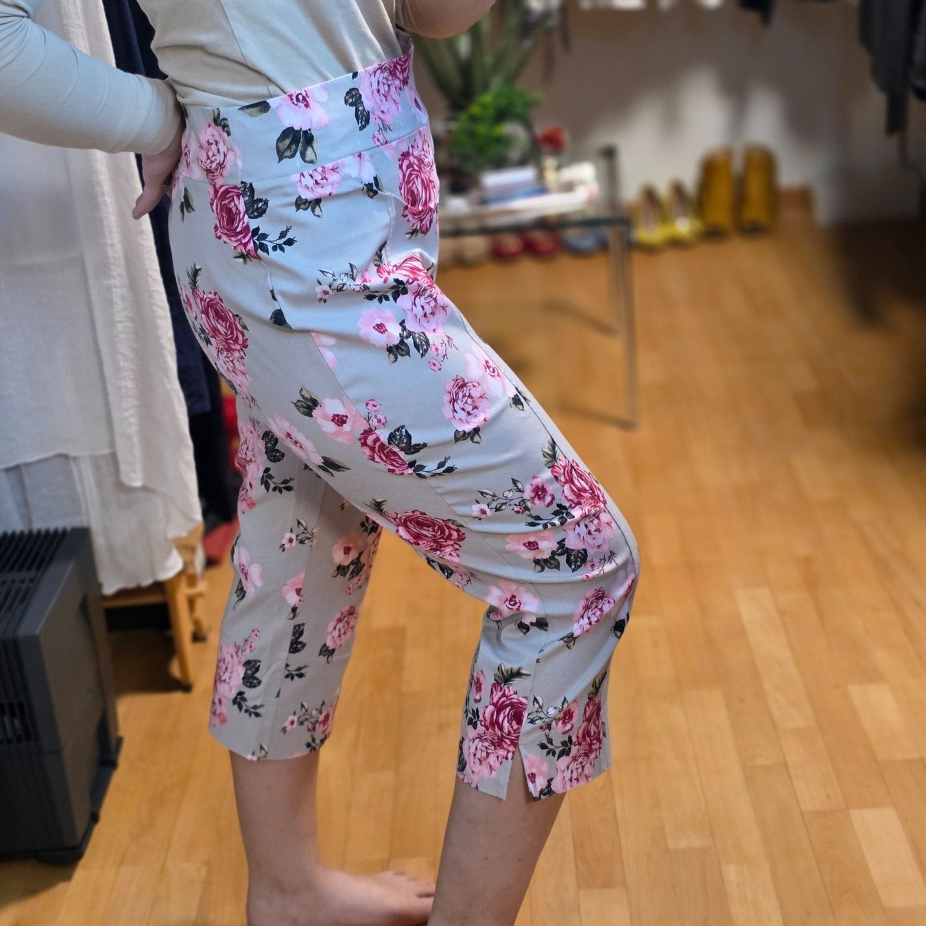 Pantaloni: Queenspark Sommerhose Blumen 50/52 Viskose – Usato da Wald ZH venduto da CapLux 2