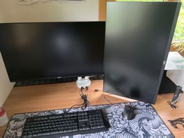 Gaming Setup zwei Aoc Monitore ein Pc und eine halterung