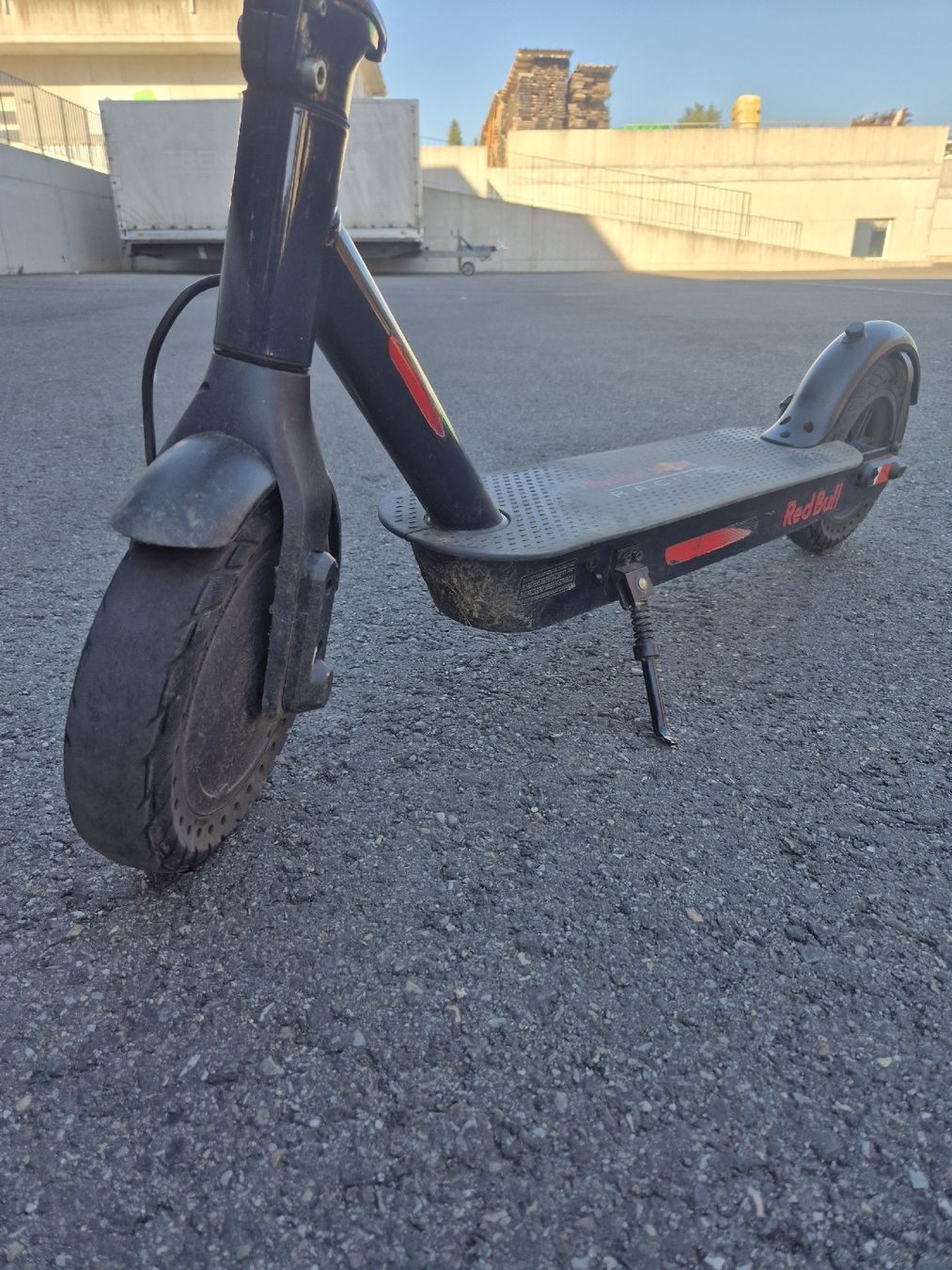 Scooter: Red Bull Racing Elektroscooter E-Trottimit Ladegerät – Usato da Pieterlen venduto da Vane_ssa_92 5