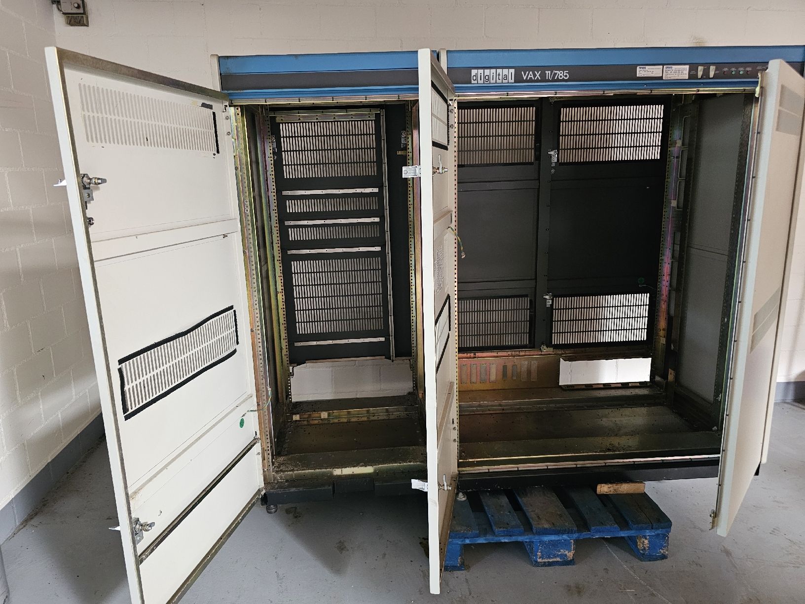 Digital PCs: Digital VAX 11/785 Computer System (055) – Défectueux à Neuenkirch par atr_27tv 3
