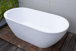 Freistehende Acryl - Badewanne