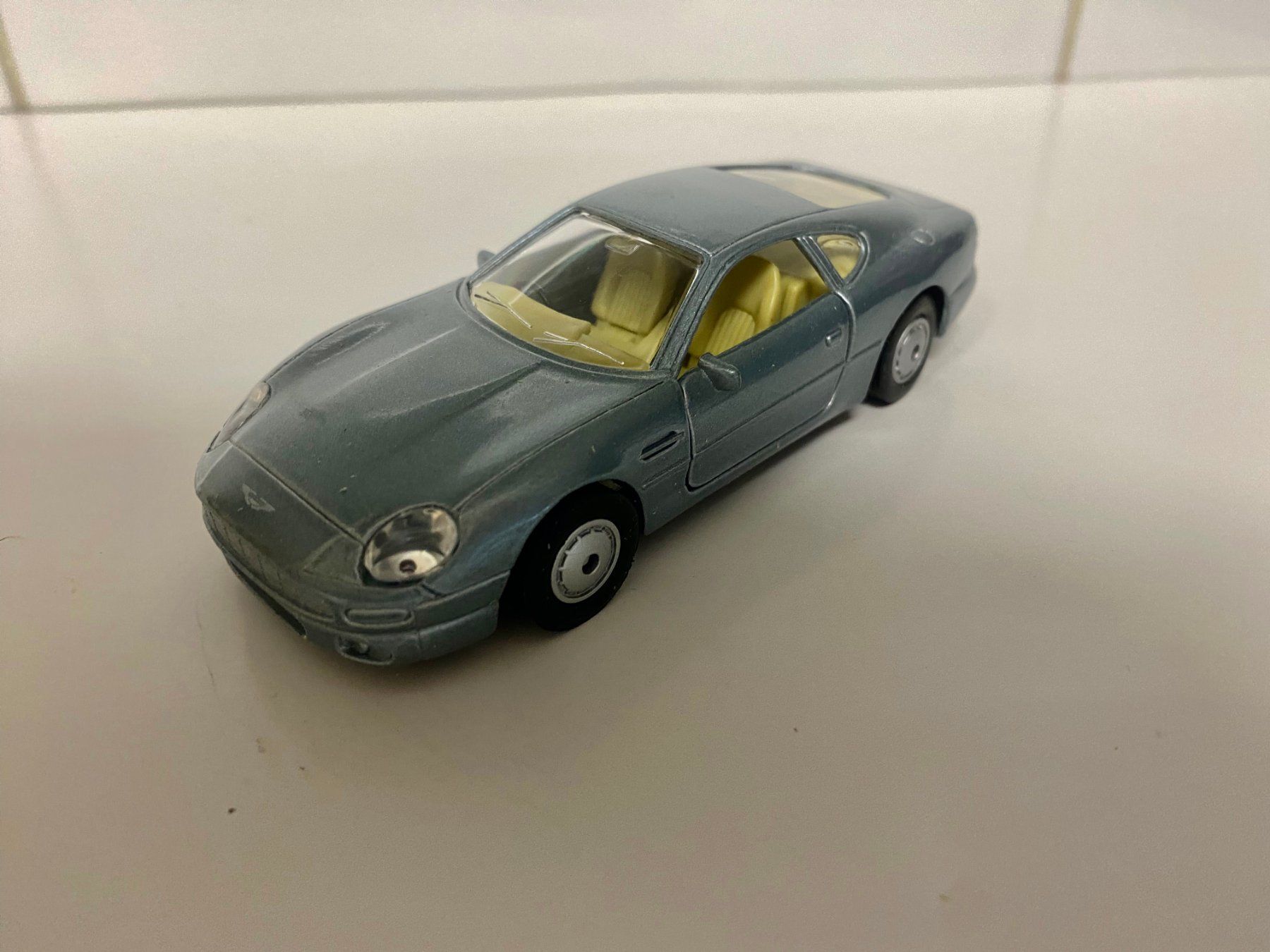 Aston Martin Modellini d'auto: Aston Martin DB 7 1-43 Maisto  188 neu OVP – Nuovo e nell'imballaggio originale da Stäfa venduto da executive-cars 2