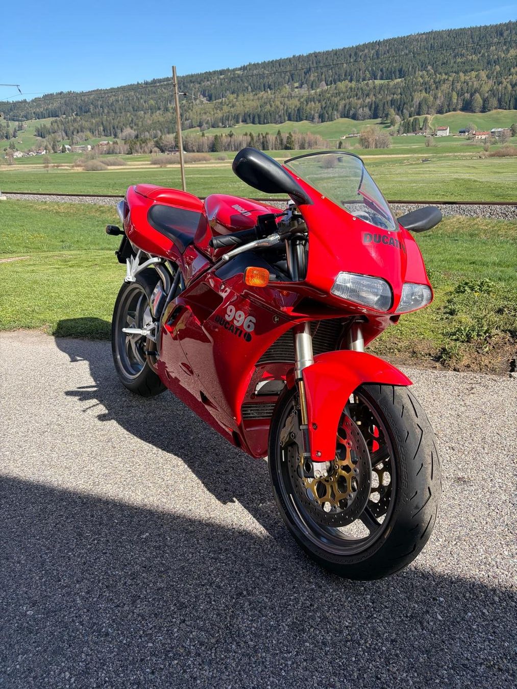 Ducati Route: Ducati 996 rouge – D'occasion à LE SENTIER par RochatVR