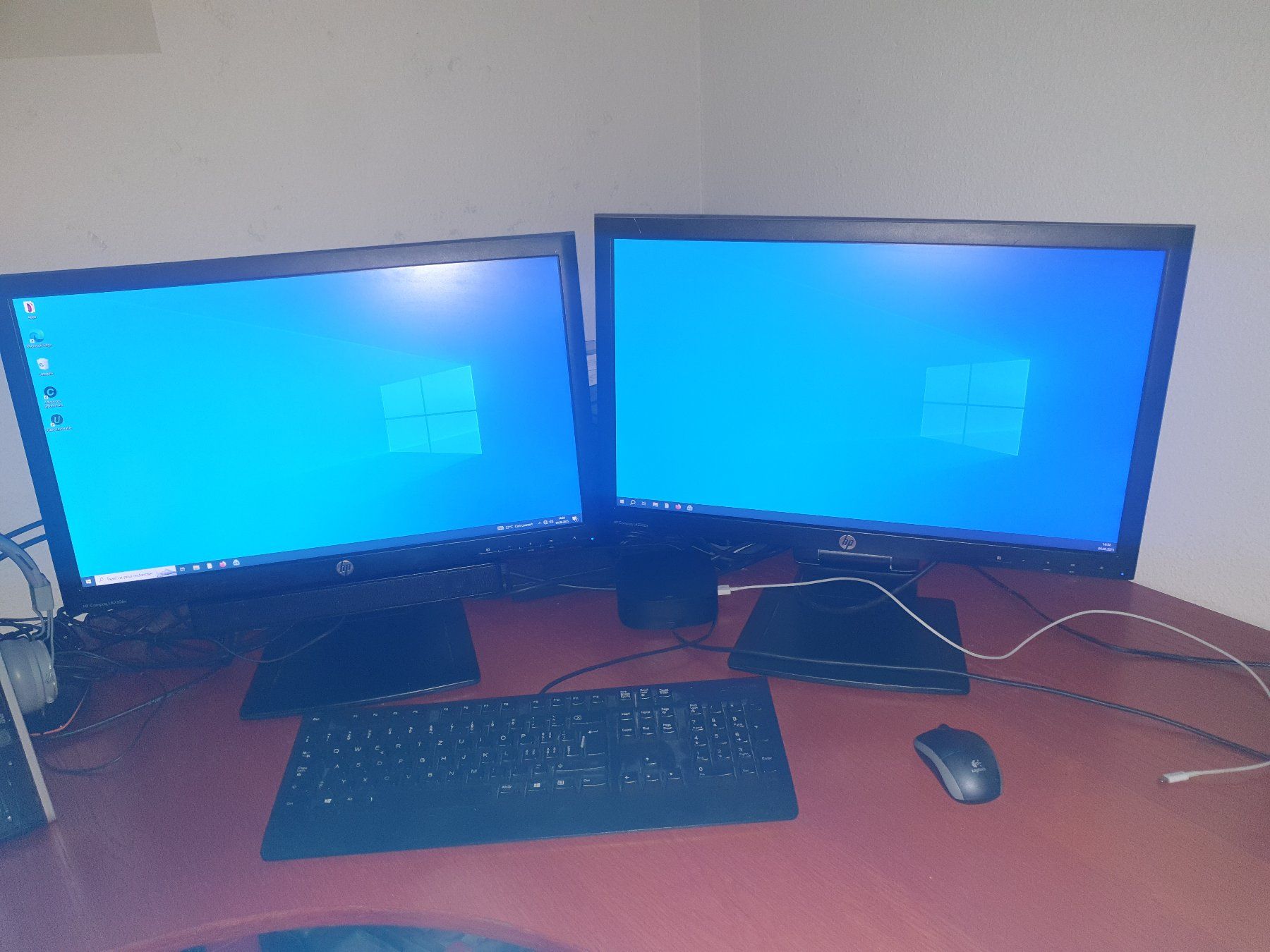 Hewlett Packard Monitor: 2 monitors HP 23" HD – Usato da Ecublens VD venduto da Netfinity 2