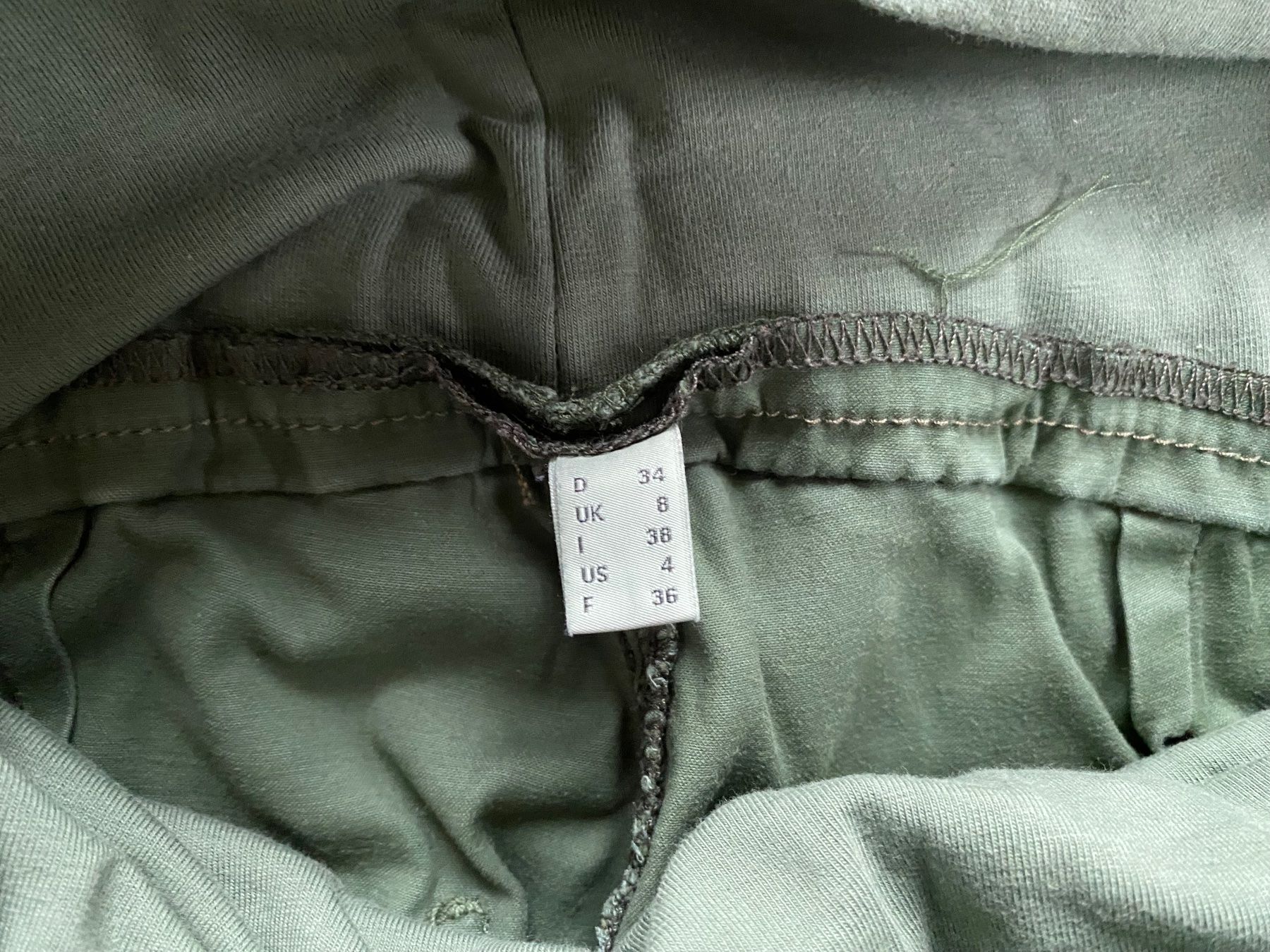 Esprit Pantaloni: ESPRIT - olivgrüne Umstands-Cargohose Gr. 34 – Usato da Meilen venduto da kleisi01 4