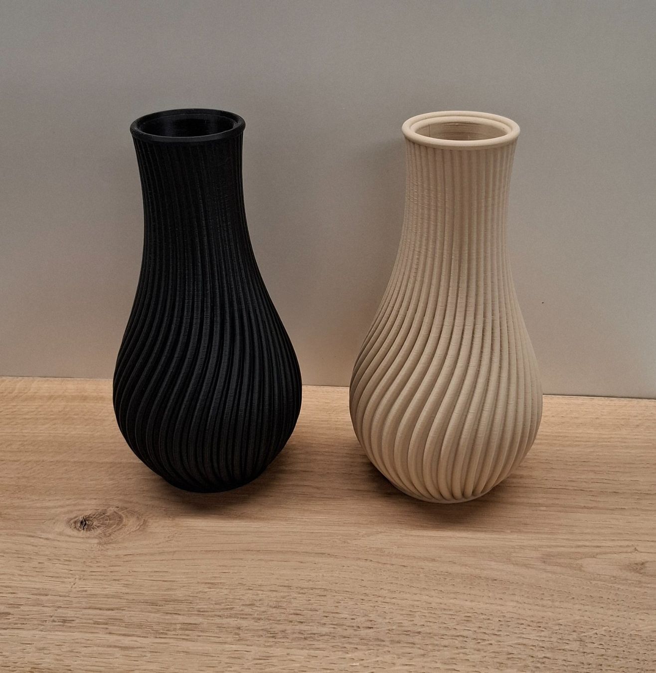 Vasi & Recipienti: 2x Moderne Vase, schwarz & beige, seidenmatt – Nuovo e nell'imballaggio originale da Zug venduto da marc.attinger