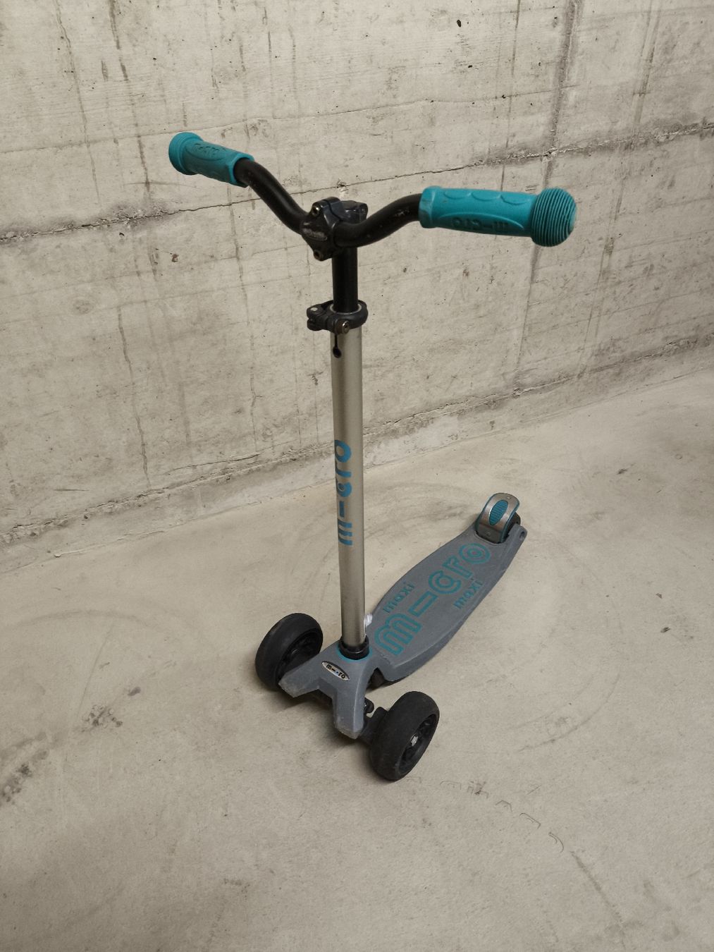 Micro Kickboard: Trotti Maxi Micro Deluxe Pro Roller in Grau/Aqua Blau – Usato da Thayngen venduto da oliveira31