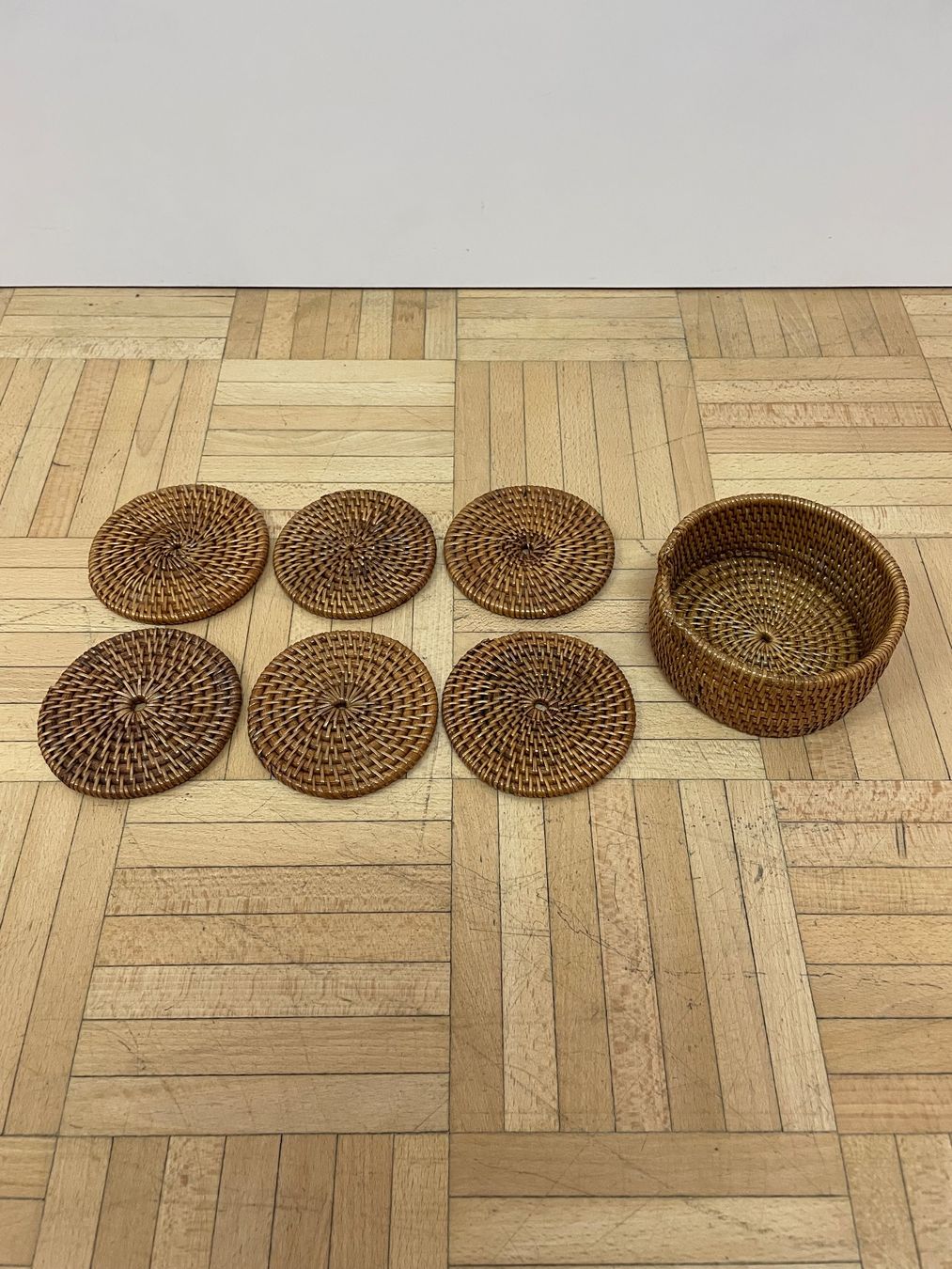 Sottobicchieri: Vintage Geflecht Glasuntersetzer mit Ständer Untersetzer Set – Usato da Zürich venduto da Vintagewiesel 1