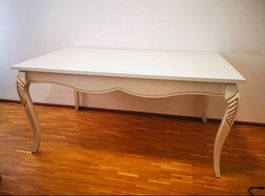 Schöner Eleganter Esstisch