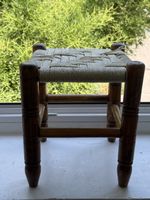 Holzhocker braun/beige mit geflochtener Sitzfläche