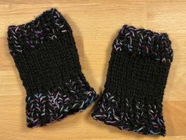 Pulswärmer 👐- Schwarz mit buntem Bund - handgestrickt - NEU