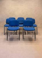 Stapelstühle blau gepolstert mit Chromgestell