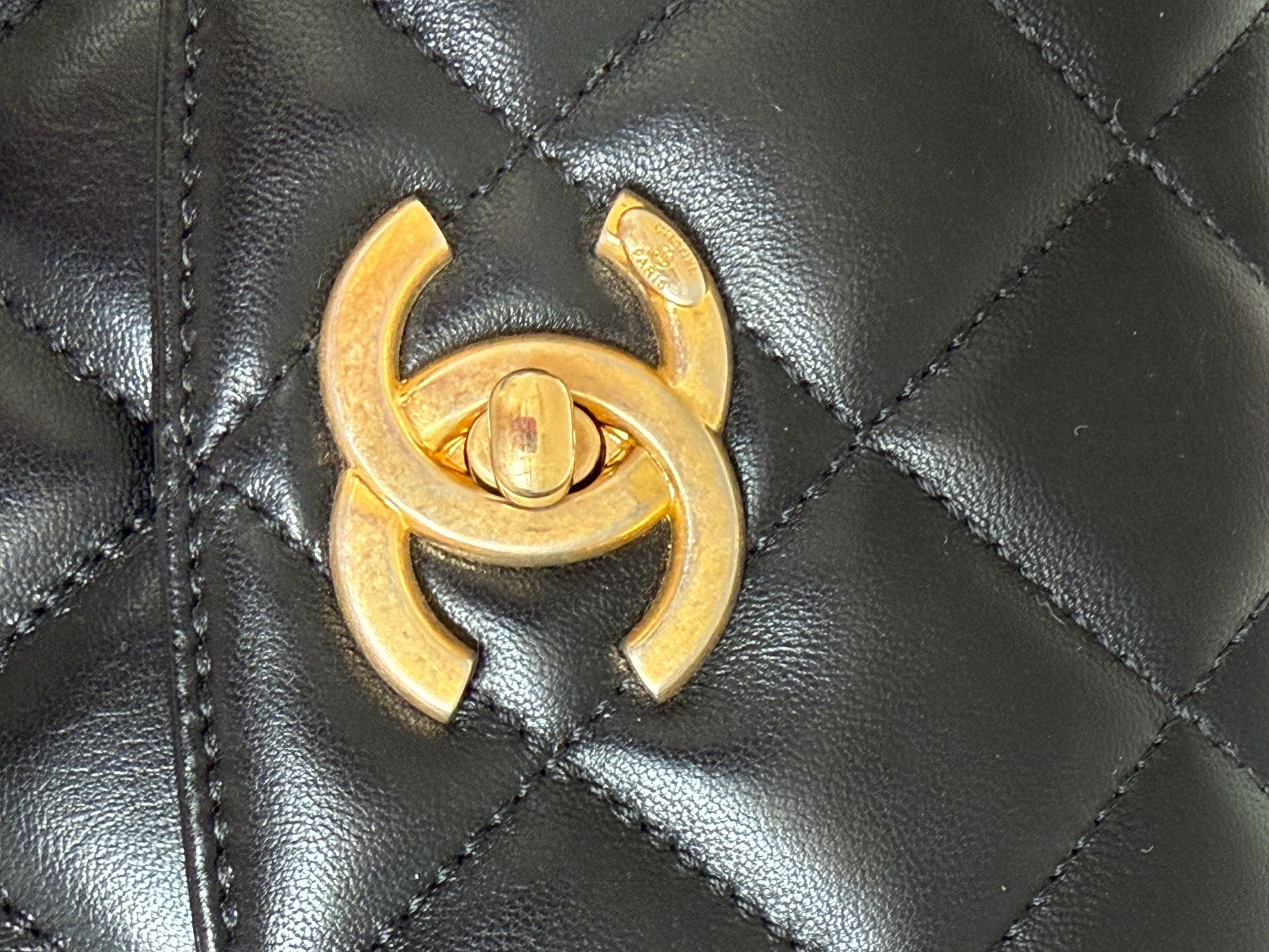Chanel Borse da donna: Chanel - Elegante Tasche aus schwarzem, gestepptem Lammleder – Usato da Zug venduto da MyraTho 4