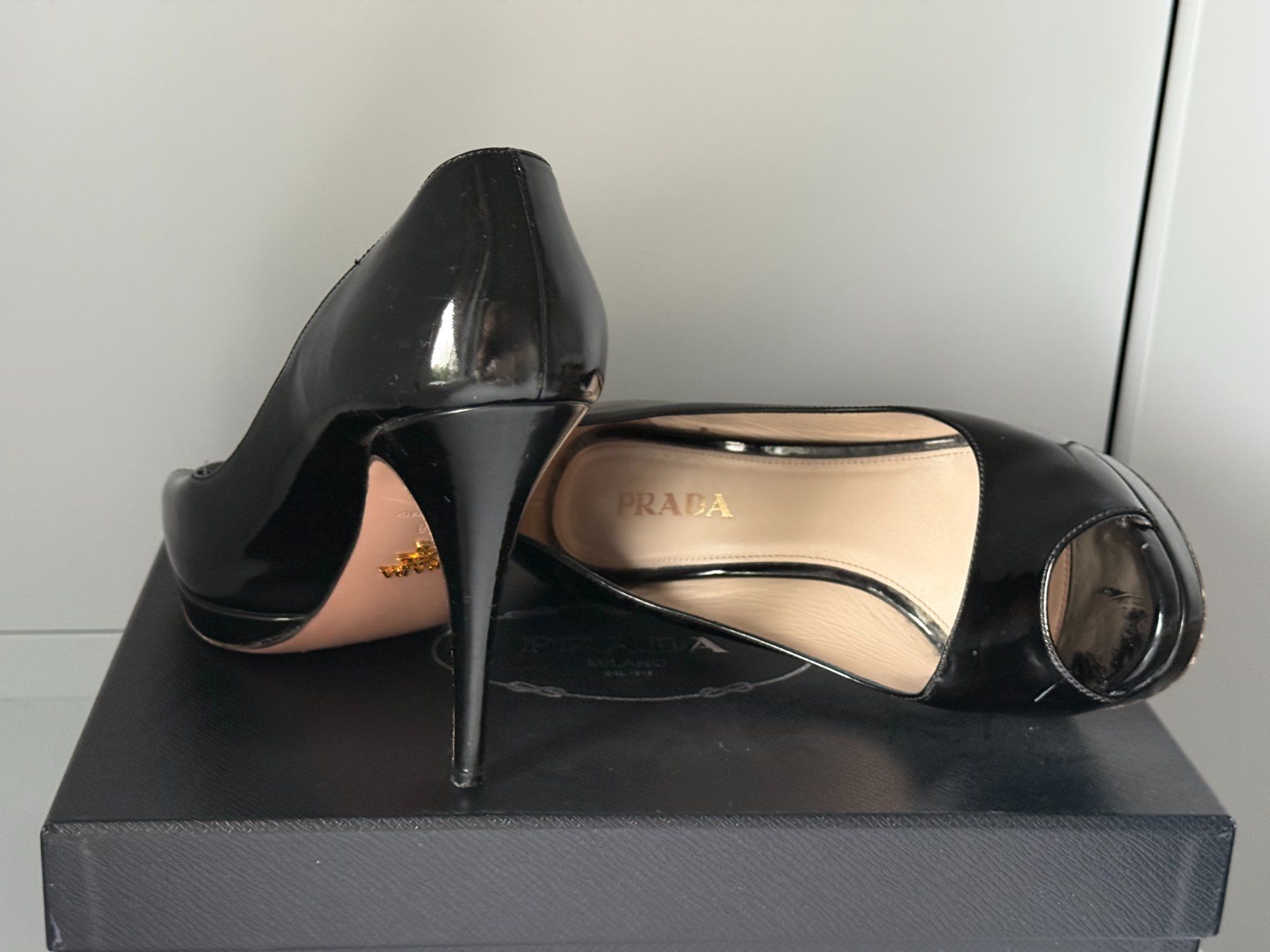 Prada Scarpe da donna: Prada High Heels Lackschuhe Peeptoe Gr. 38 schwarz – Usato da Horgen venduto da tsp_qr5b 1